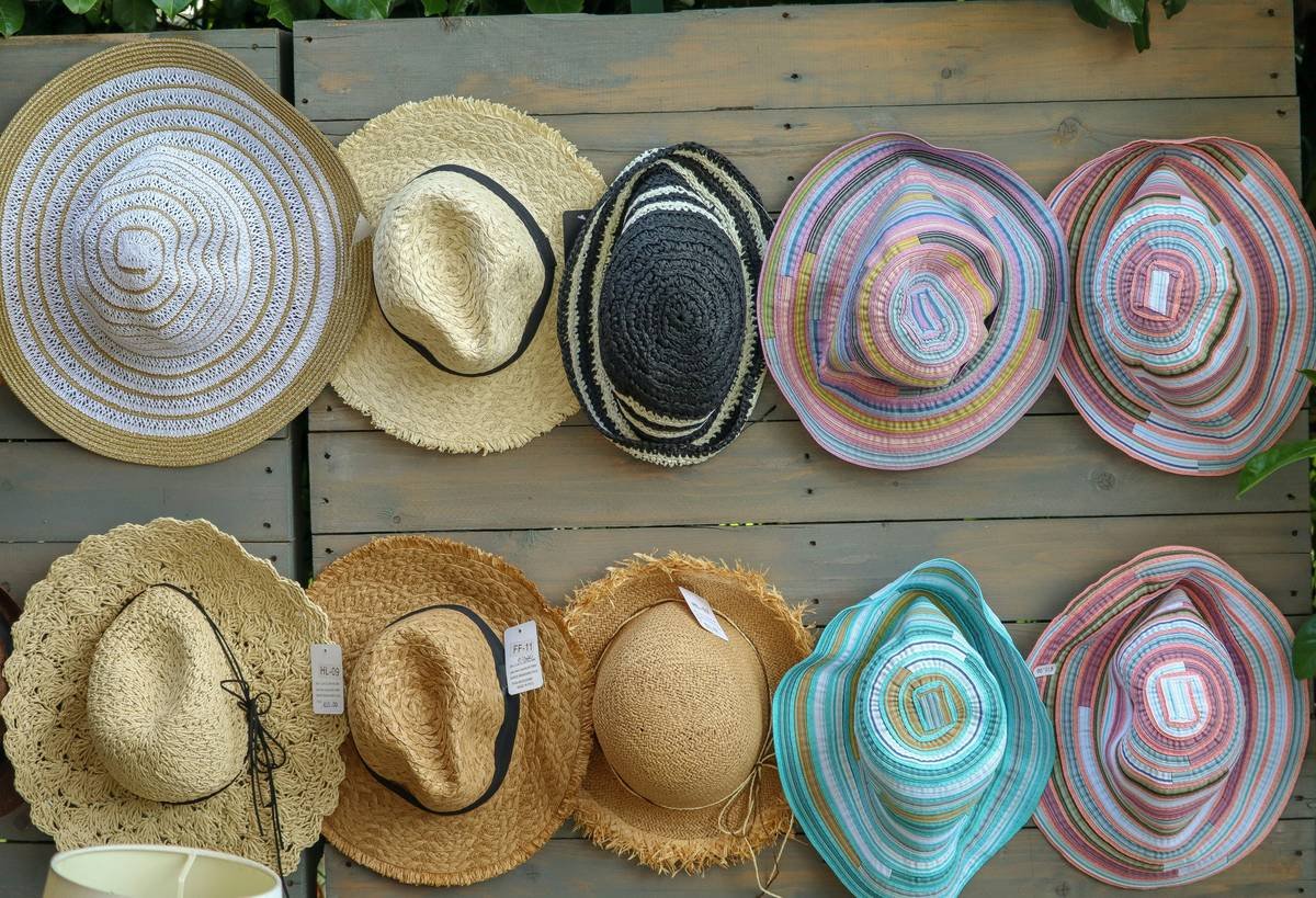 Infographic comparing seasonal hat fabrics: summer (straw, cotton), fall (felt, corduroy), winter (cashmere, silk-lined knit), spring (linen, mesh blends)