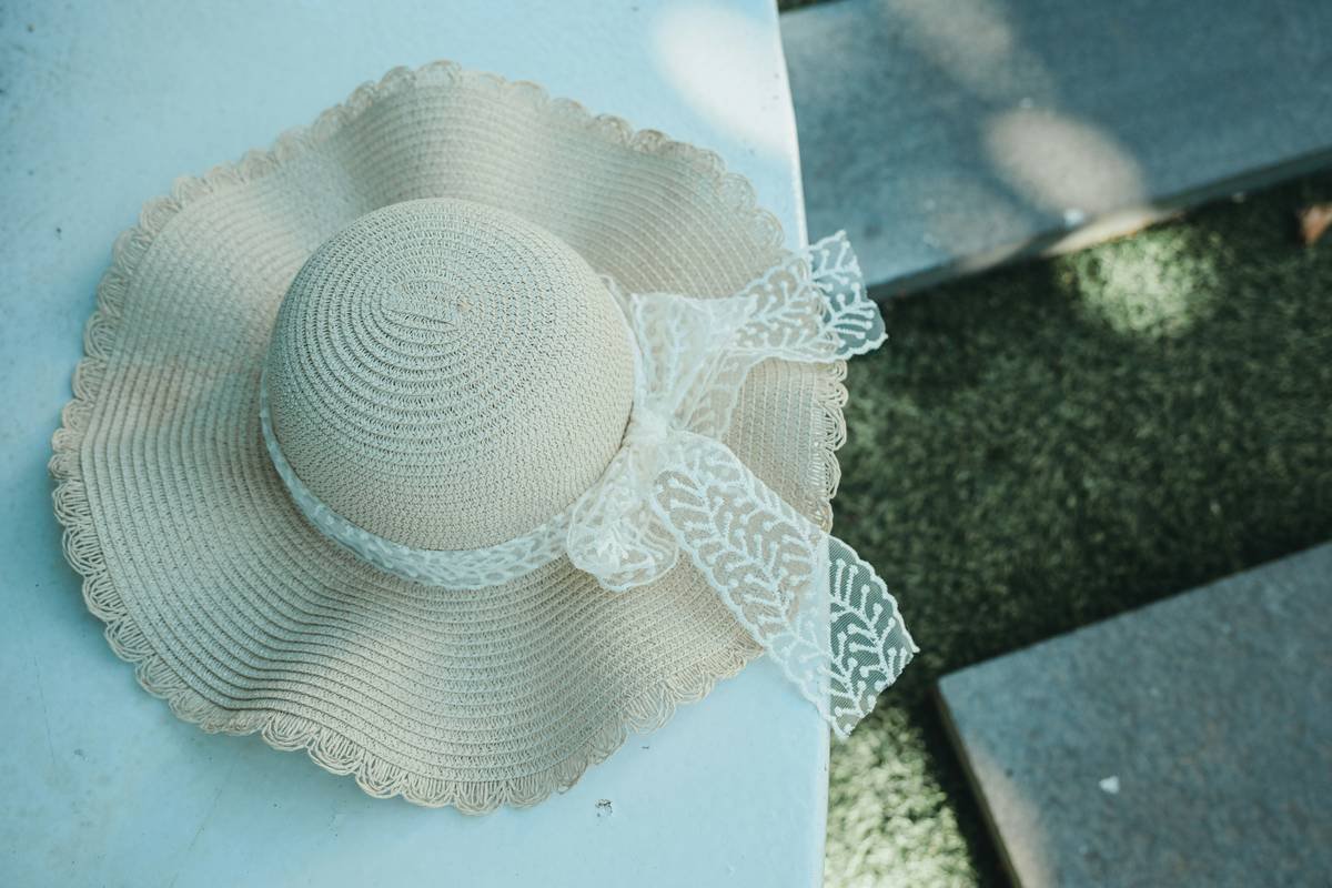 Infographic comparing UV penetration through standard cotton hat vs. certified UPF 50+ sun protective cap