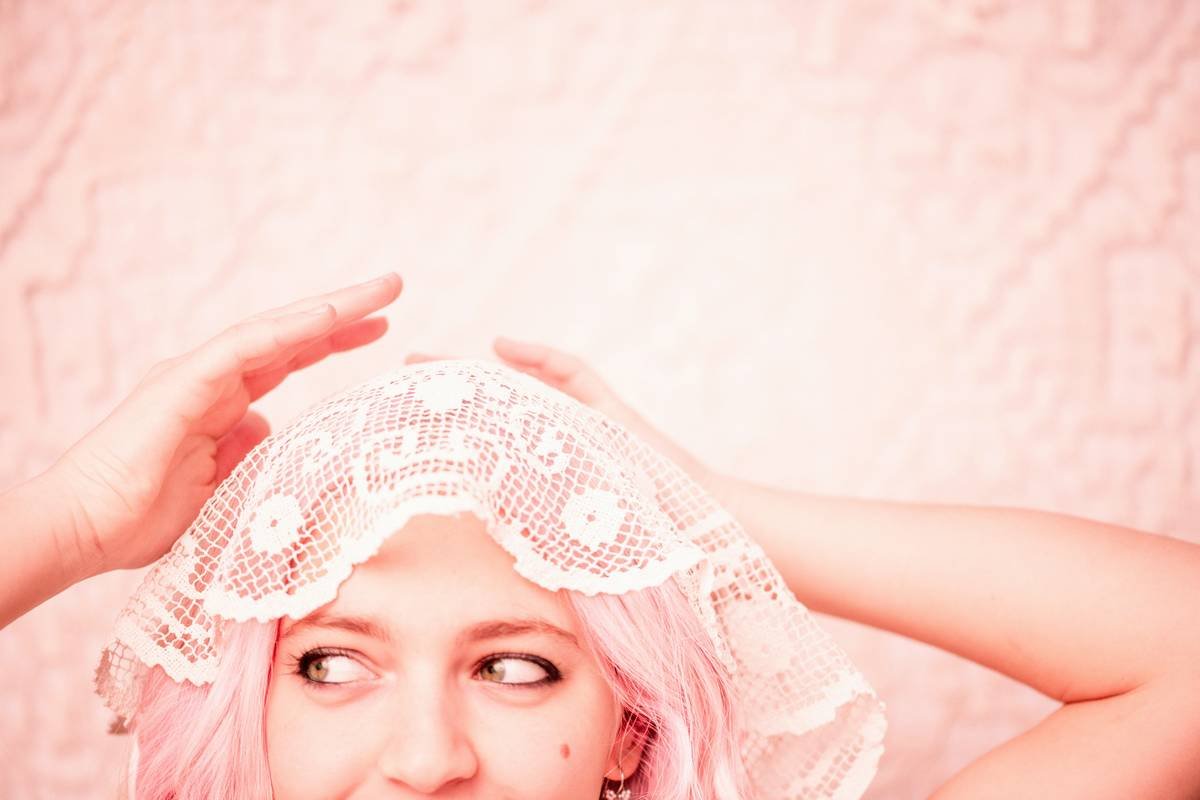 Infographic showing benefits of hair covers: reduces breakage by 40%, blocks 98% of UV rays with UPF 50+, preserves curls overnight, prevents oil transfer